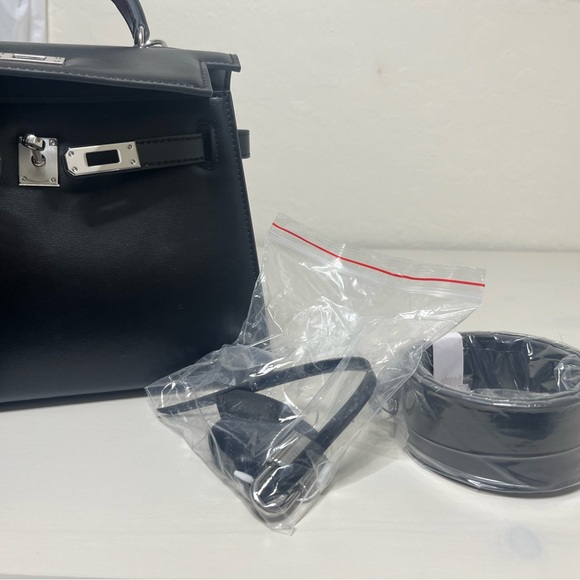 Elegant Black Handbag - Picture 4 of 4